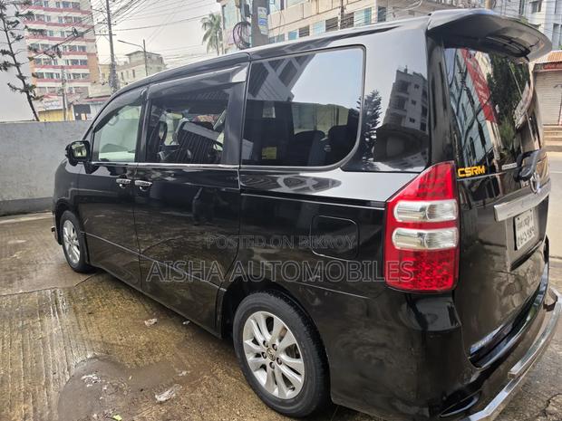 Toyota Noah 2.0 143hp FWD (8 Seater) 2011 Black