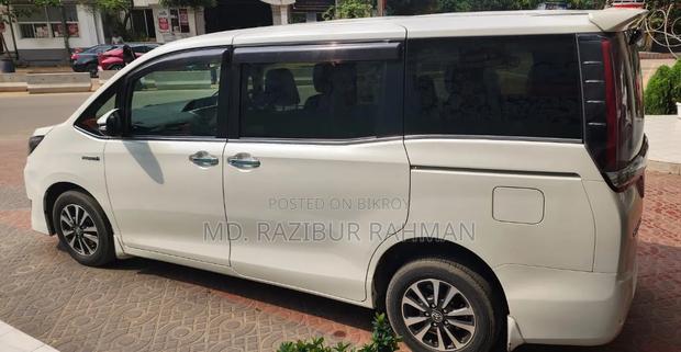 Toyota Esquire 1.8 FWD Hybrid (7 seater) 2019 Pearl