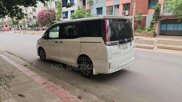 Toyota Esquire 1.8 FWD Hybrid (7 seater) 2019 Pearl