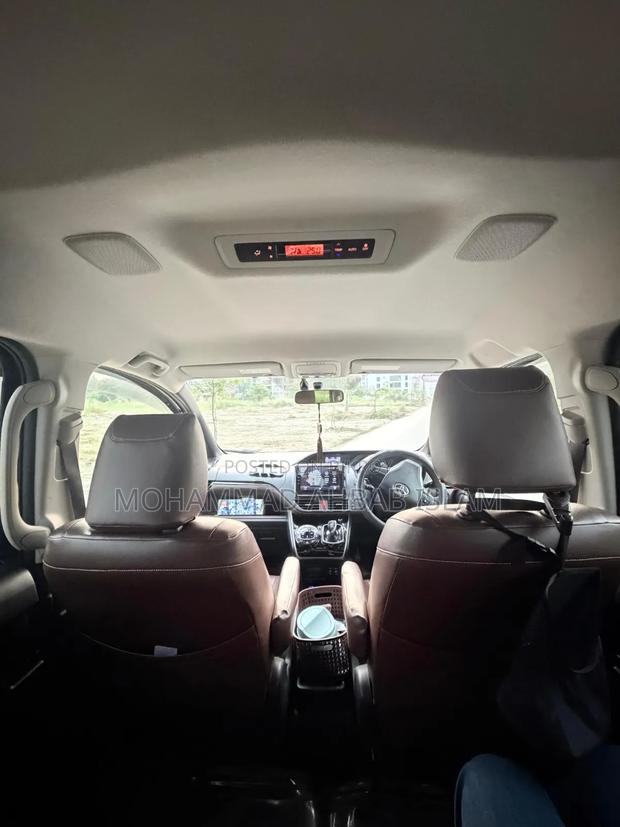 Toyota Esquire 1.8 FWD Hybrid (7 seater) 2015 Maroon