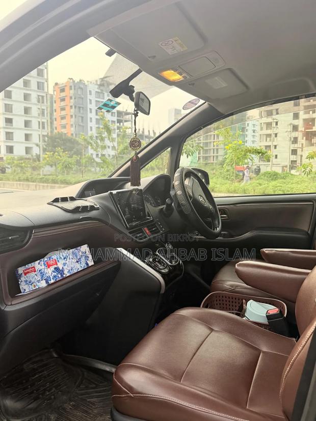 Toyota Esquire 1.8 FWD Hybrid (7 seater) 2015 Maroon