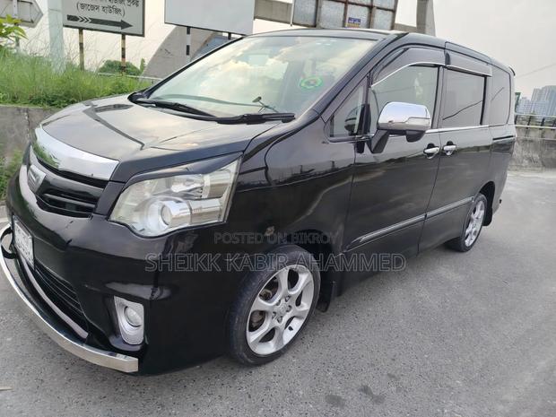 Toyota Noah 2.0 143hp AWD (7 Seater) 2011 Black