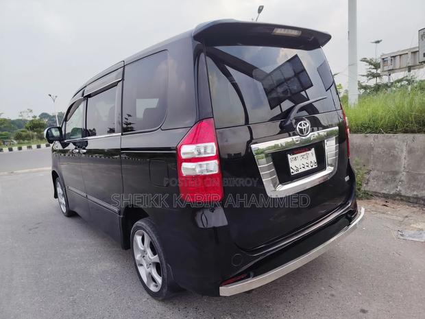 Toyota Noah 2.0 143hp AWD (7 Seater) 2011 Black