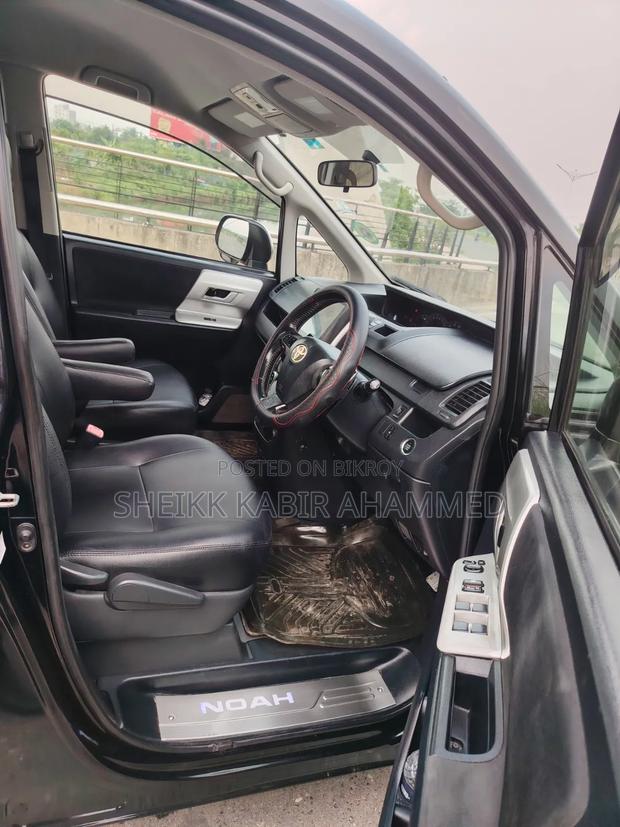 Toyota Noah 2.0 143hp AWD (7 Seater) 2011 Black