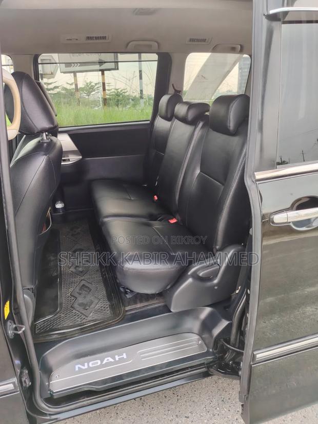 Toyota Noah 2.0 143hp AWD (7 Seater) 2011 Black