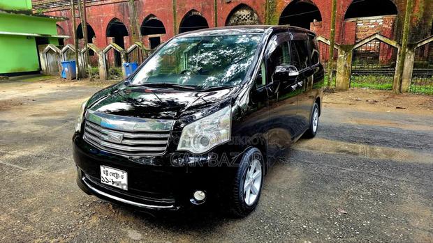 Toyota Noah 2.0 143hp FWD (7 Seater) 2013 Black