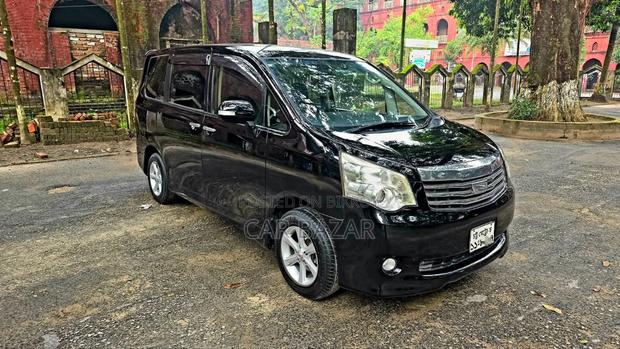 Toyota Noah 2.0 143hp FWD (7 Seater) 2013 Black