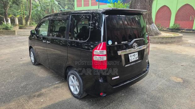 Toyota Noah 2.0 143hp FWD (7 Seater) 2013 Black