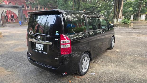 Toyota Noah 2.0 143hp FWD (7 Seater) 2013 Black