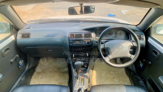 Toyota Corolla Liftback 2000 White