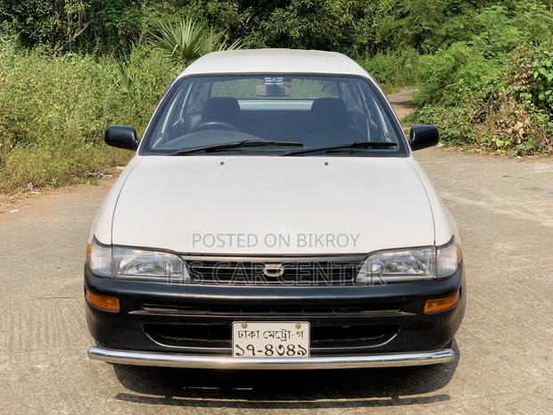 Toyota Corolla Liftback 2000 White