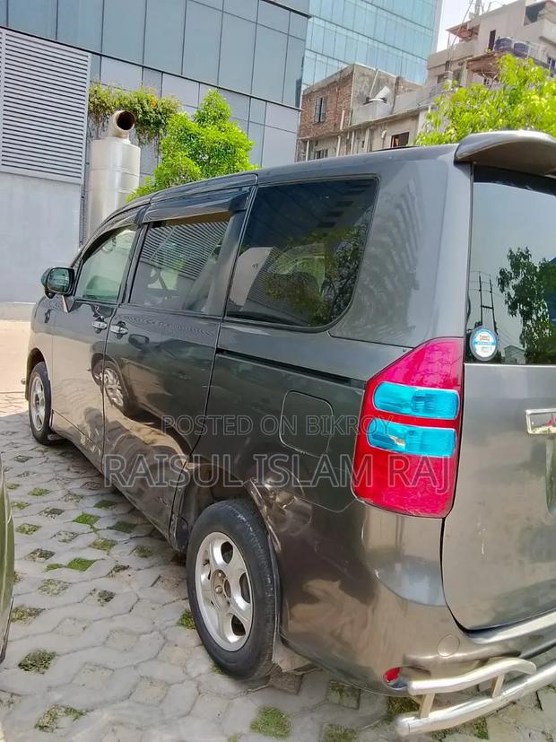 Toyota Noah 2.0 143hp AWD (7 Seater) 2012 Gray