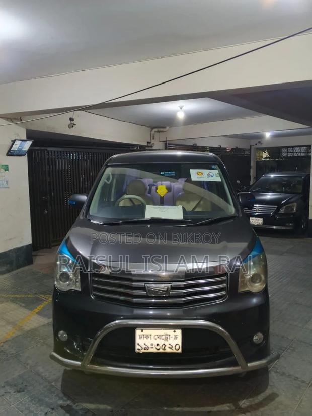 Toyota Noah 2.0 143hp AWD (7 Seater) 2012 Gray