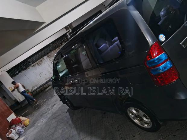 Toyota Noah 2.0 143hp AWD (7 Seater) 2012 Gray