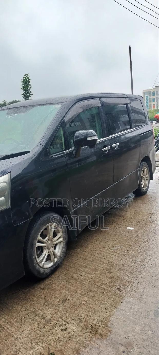 Toyota Noah 2012 Black
