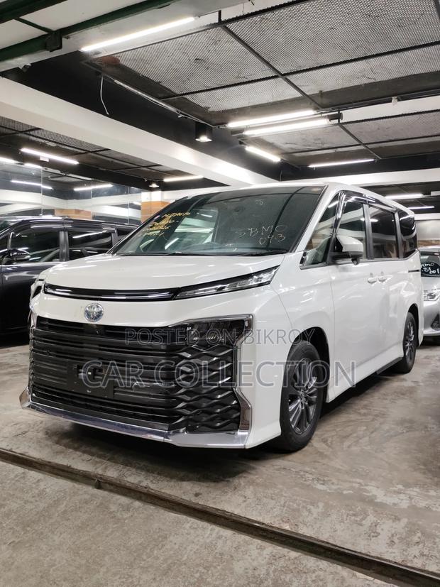 Toyota Voxy 2022 Pearl