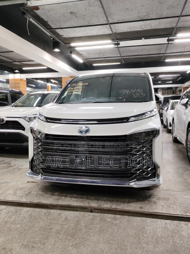 Toyota Voxy 2022 Pearl