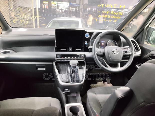 Toyota Voxy 2022 Pearl