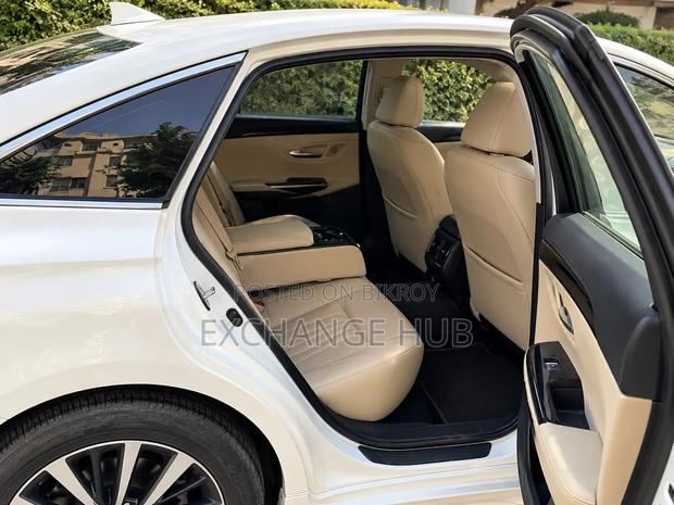 Toyota Crown 2018 Pearl