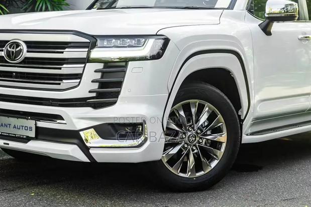 New Toyota Land Cruiser LC300 2025 White
