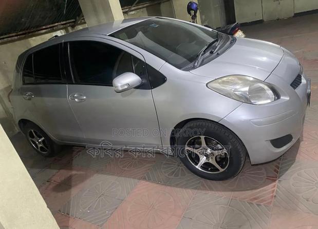 Toyota Vitz 2009 Silver