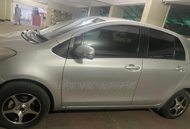 Toyota Vitz 2009 Silver