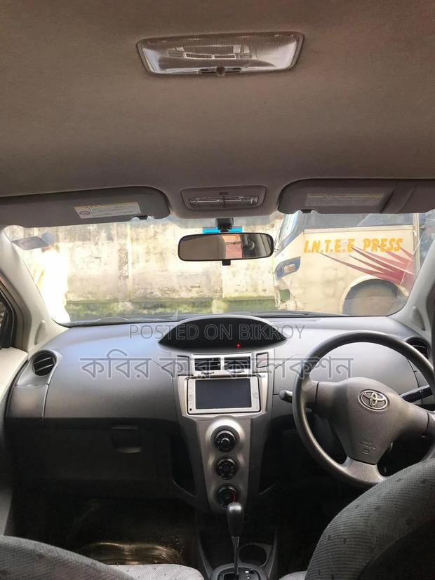 Toyota Vitz 2009 Silver