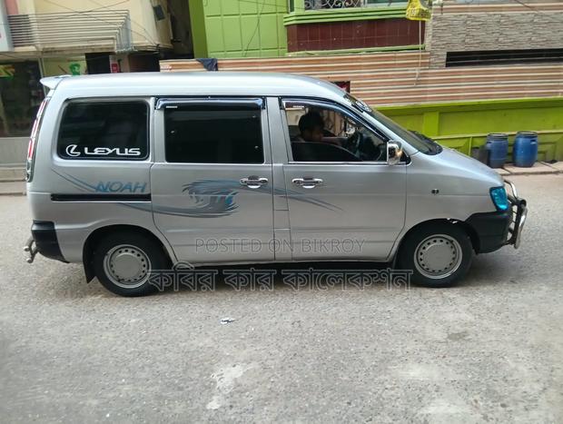 Toyota Noah 2001 Silver