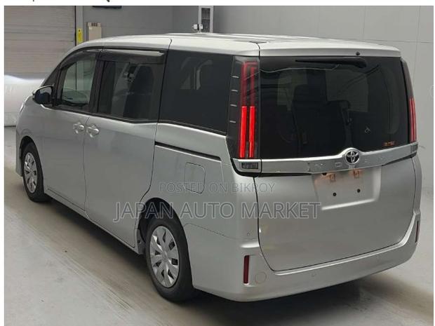 Toyota Noah 2021 Silver