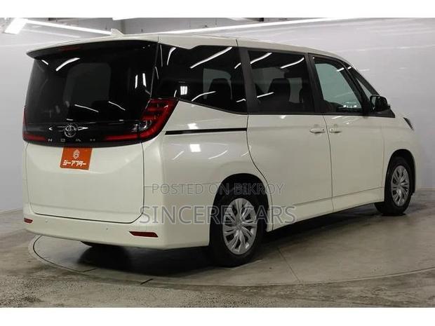 Toyota Noah 2022 White