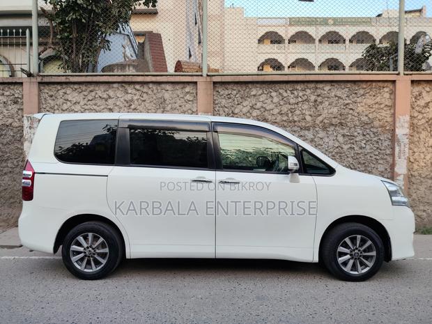 Toyota Noah 2010 Pearl