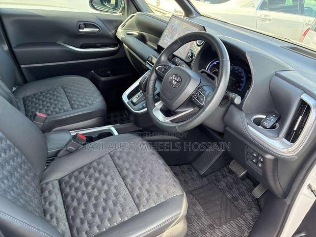 Toyota Voxy Hybrid S-Z E-Four 7-Seater 2022 Pearl