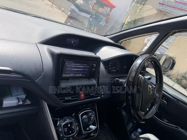 Toyota Esquire 1.8 FWD Hybrid (7 seater) 2017 Black
