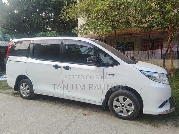 Toyota Noah 1.8 FWD Hybrid (7 seater) 2016 Pearl