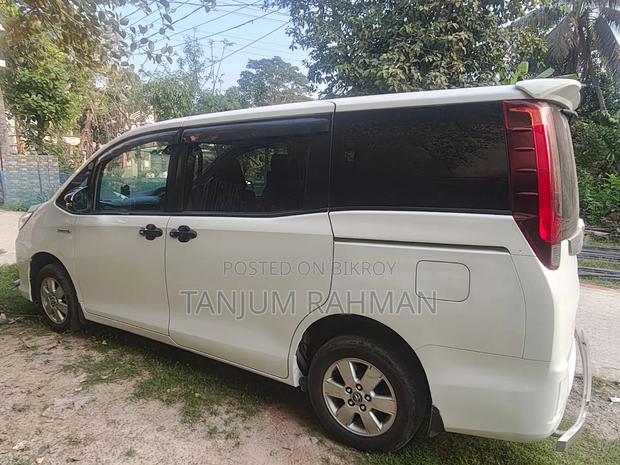 Toyota Noah 1.8 FWD Hybrid (7 seater) 2016 Pearl