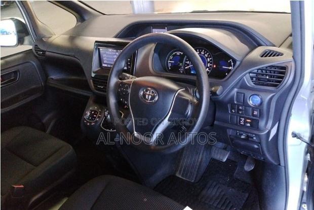 Toyota Noah 1.8 FWD Hybrid (7 seater) 2021 Silver