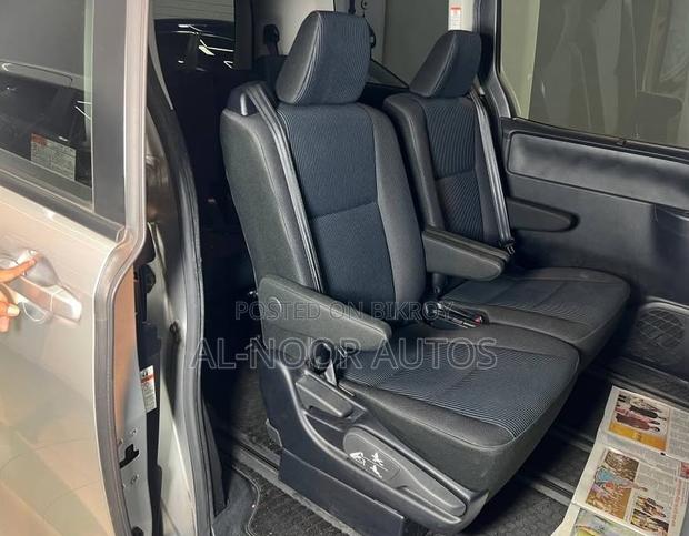Toyota Noah 1.8 FWD Hybrid (7 seater) 2021 Silver