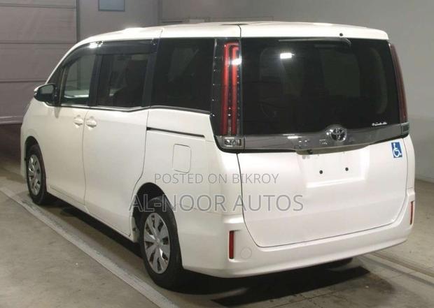 Toyota Noah 2.0 FWD (8 Seater) 2021 Pearl