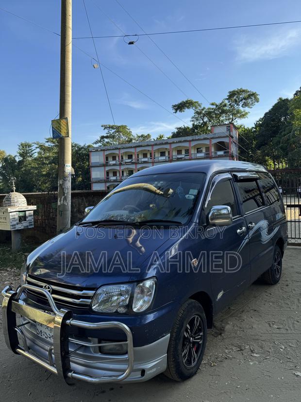 Toyota Noah 2005