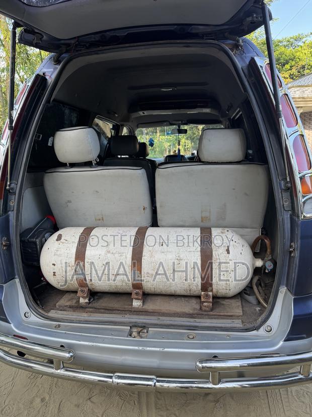 Toyota Noah 2005