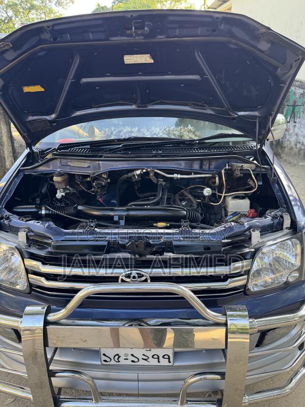 Toyota Noah 2005