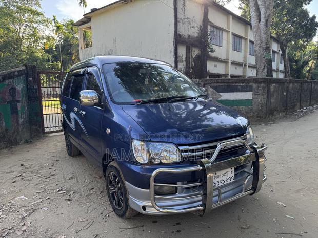 Toyota Noah 2005
