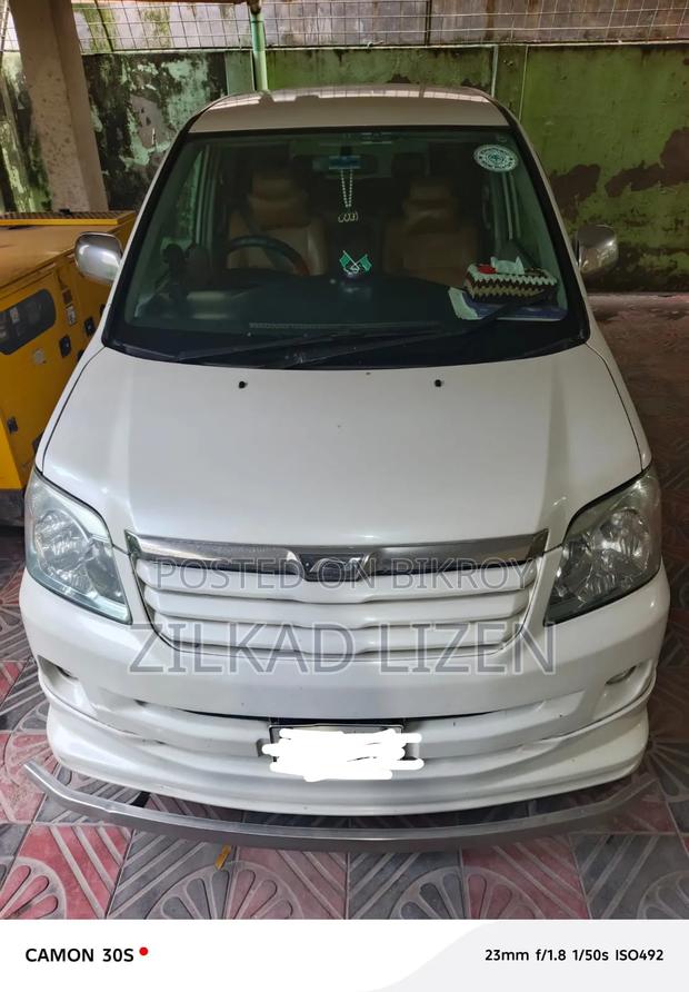 Toyota Noah 2004 Pearl