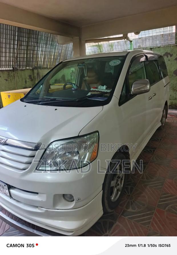 Toyota Noah 2004 Pearl