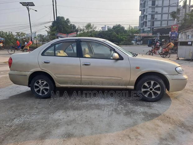 Nissan Sunny 2006 Gold