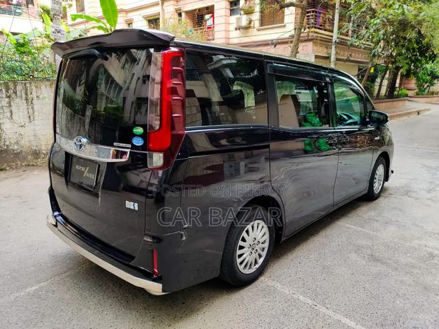 Toyota Noah 1.8 FWD Hybrid (7 seater) 2017 Black