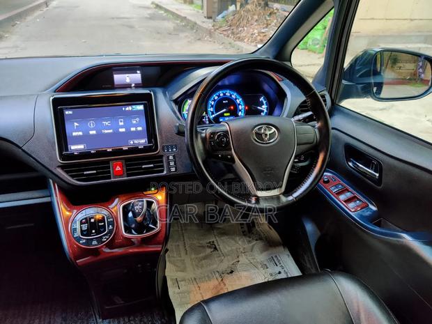 Toyota Noah 1.8 FWD Hybrid (7 seater) 2017 Black