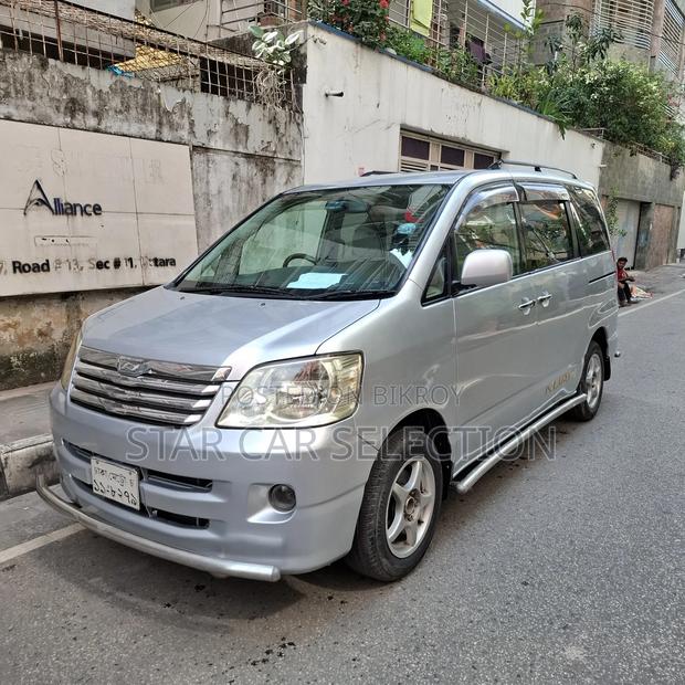 Toyota Noah 2004 Silver