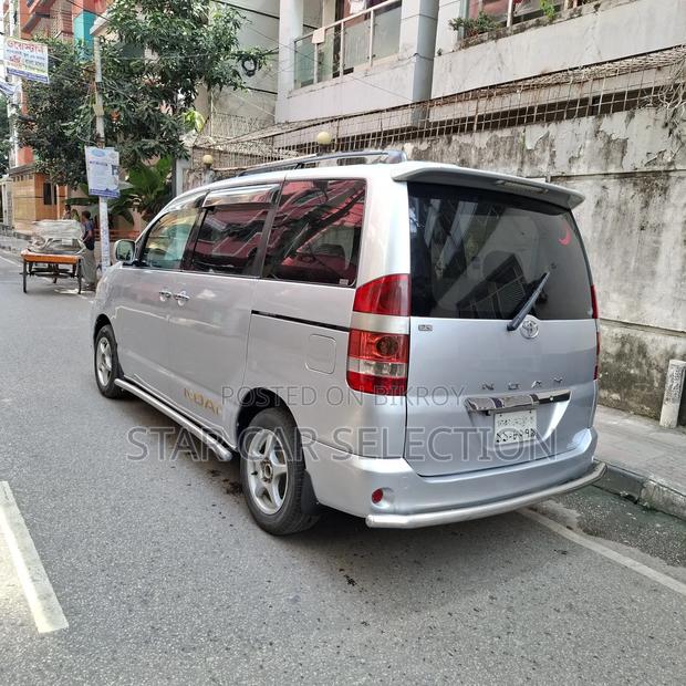 Toyota Noah 2004 Silver