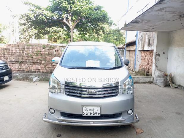 Toyota Noah 2013 Silver